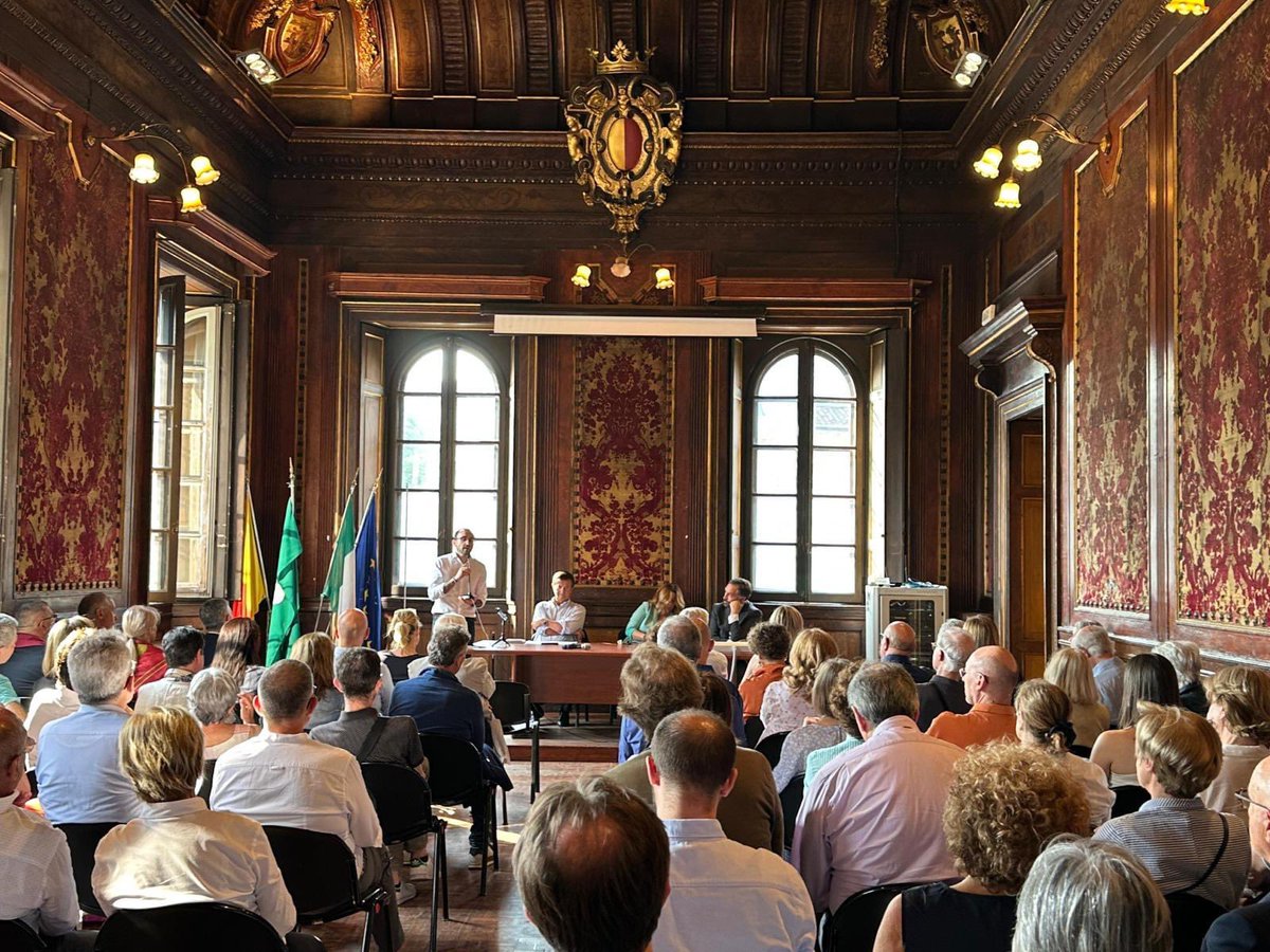 InNovaBergamo's tweet photo. Pienone sabato pomeriggio per la presentazione del libro di Gaia Tortora, che racconta la storia di ingiustizia del padre, Enzo Tortora, al quale il Comune di Bergamo ha scelto di intitolare i giardini della rinnovata Piazza Dante.
Temi non banali e da non dare mai per scontati. https://t.co/ER2ooQfDr6