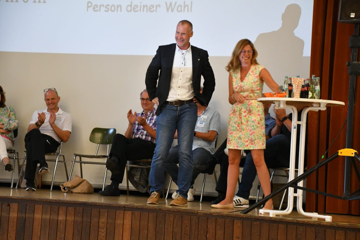 Sabine_Baetzing's tweet photo. Montagmorgen 8 Uhr an der August-Sander-#RealschulePlus in #Altenkirchen: Startschuss für das gemeinsame Projekt der #Lions und des @weisserring zur #Gewaltprävention! Alle fünften Klassen machen mit und fünf weitere Schulen im Kreis Altenkirchen werden sich ebenfalls (1/2) https://t.co/dSCNGazThy