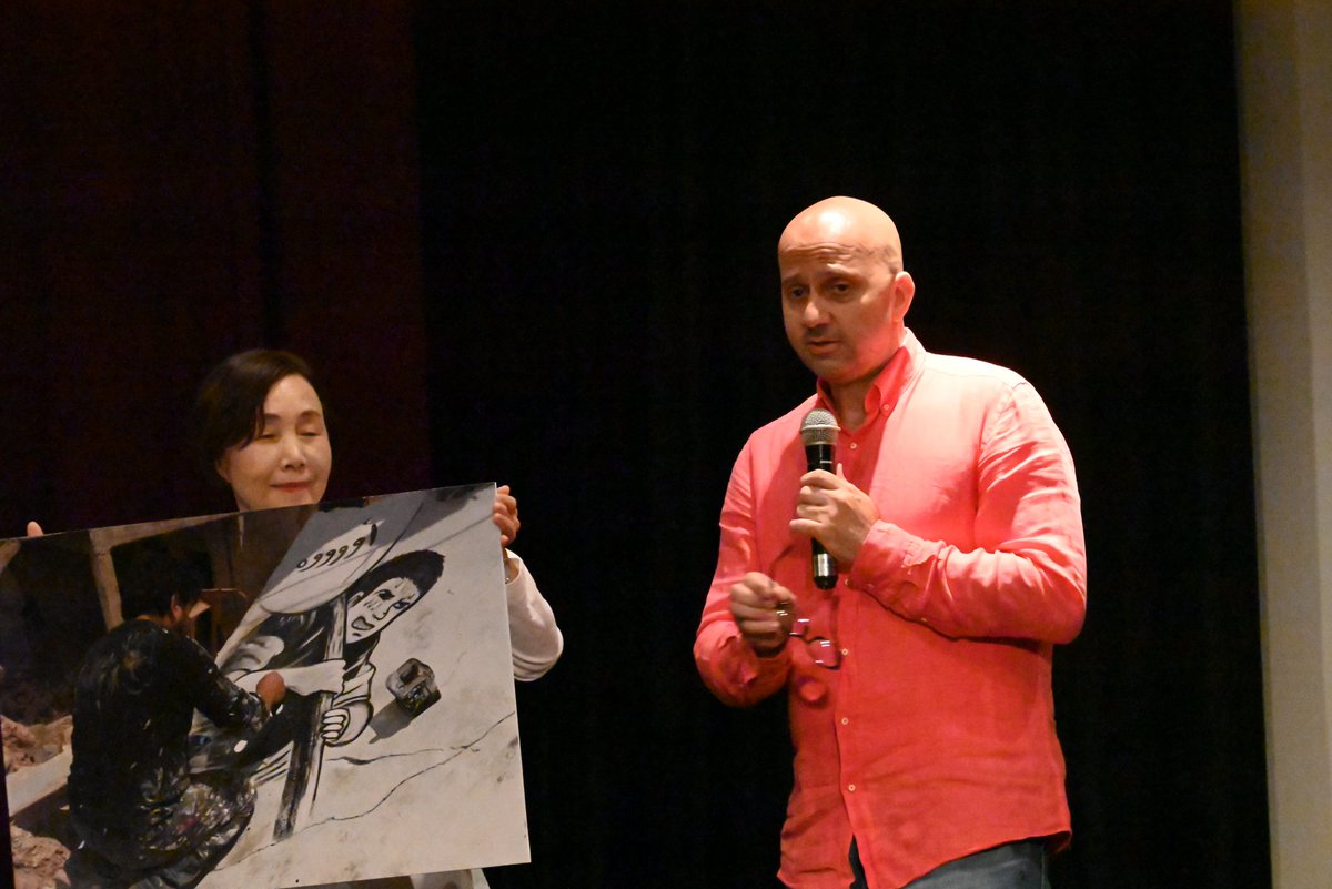 Gen_anniversary's tweet photo. 上映会レポpart4

アニメーション上映のあとは、ドキュメンタリーの監督・石田優子さん、企画の渡部朋子さんから。
スペシャルゲストとして、ナジーブ・エルカシュさん@tawattorに登壇いただき、シリアの現状、そしてシリアのガレキに描かれたゲンの物語についてお話いただきました。 https://t.co/Q1t1wzUXkZ