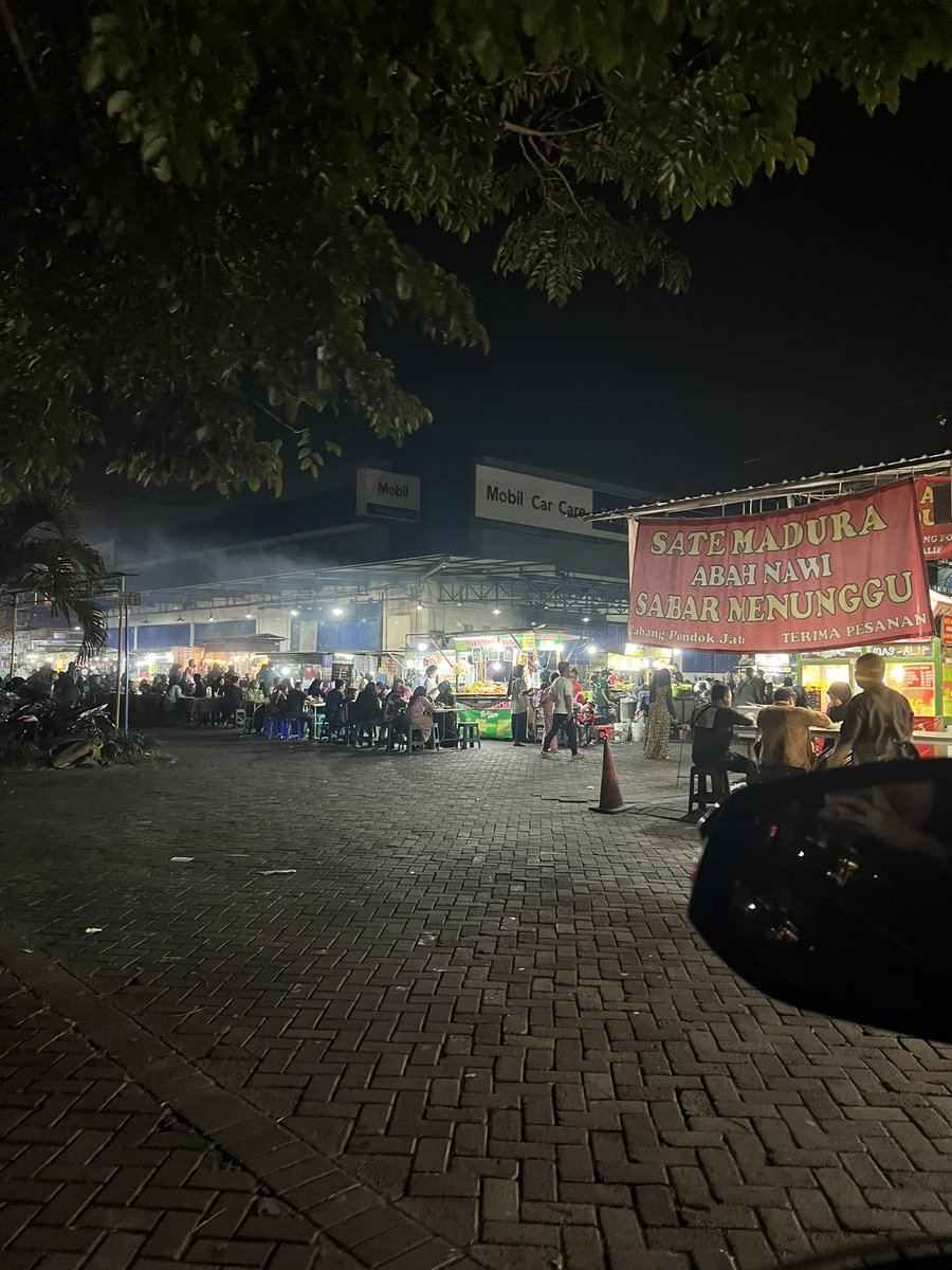 Deaayuningtyas_'s tweet photo. Pertama kali mkn disini di sidoarjo, dan trnyt ada penyetan enak bgt kw nya padin 😆 https://t.co/kOJNOoOkVI