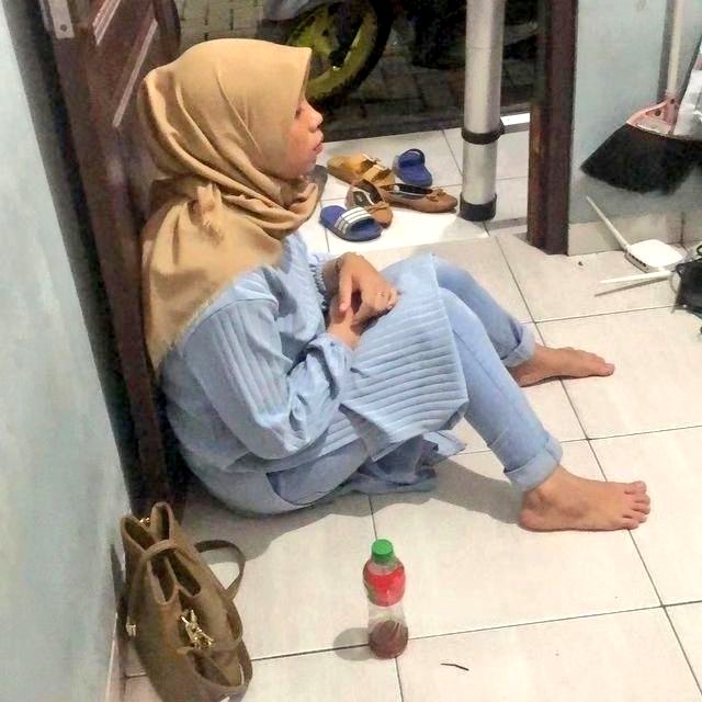 📌 Bekasi Timur.
Kenalan di sosmed diajak ketemu camer...ee malah dirampas hp 2 buah..dan ditinggal di jalan..pulang diantar warga.
🤐🤐🤐
Kok masih aja ada mbak² kek gini..jan polos²lah mbak..sosmed tu kejam..
Banyak garangan jg...jan tertipu..