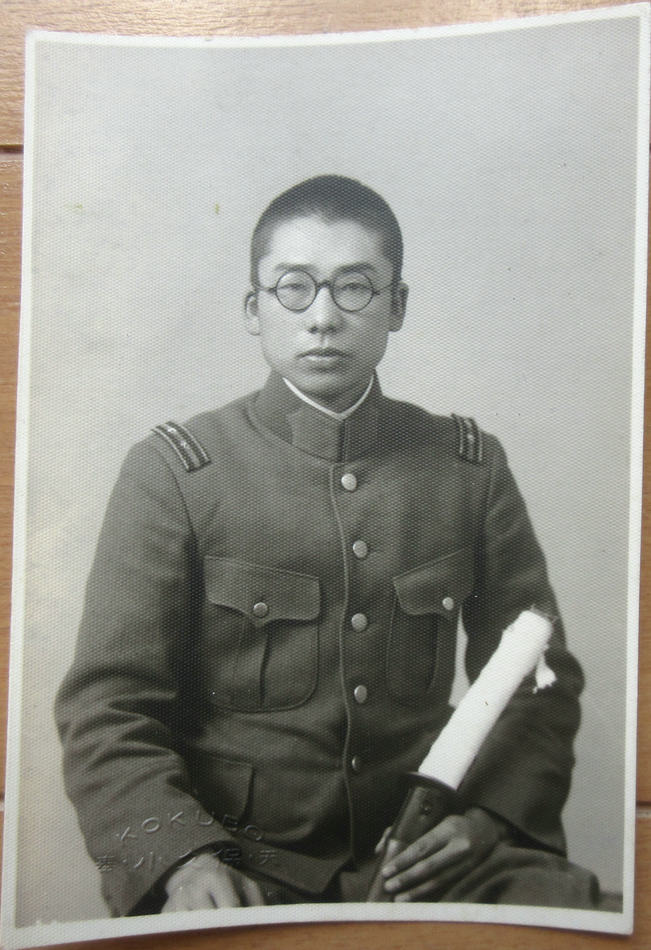 満州国軍の陸軍上尉の写真3枚になります。 昭和18年に撮影された