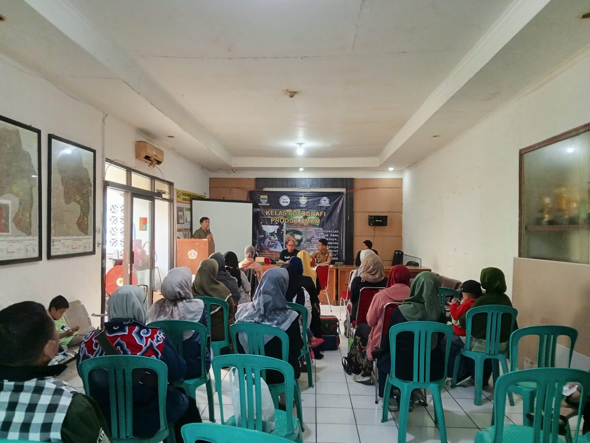 Bapak Lurah &amp; Ibu Kasi Kesos menghadiri Kelas Fotografi yang diadakan oleh LPM Kelurahan Sekeloa di Aula Kelurahan Sekeloa. Kegiatan ini memberikan peluang kepada warga untuk mengembangkan keterampilan fotografi dan menerapkannya dalam mempromosikan produk UMKM #SekeloaAsri