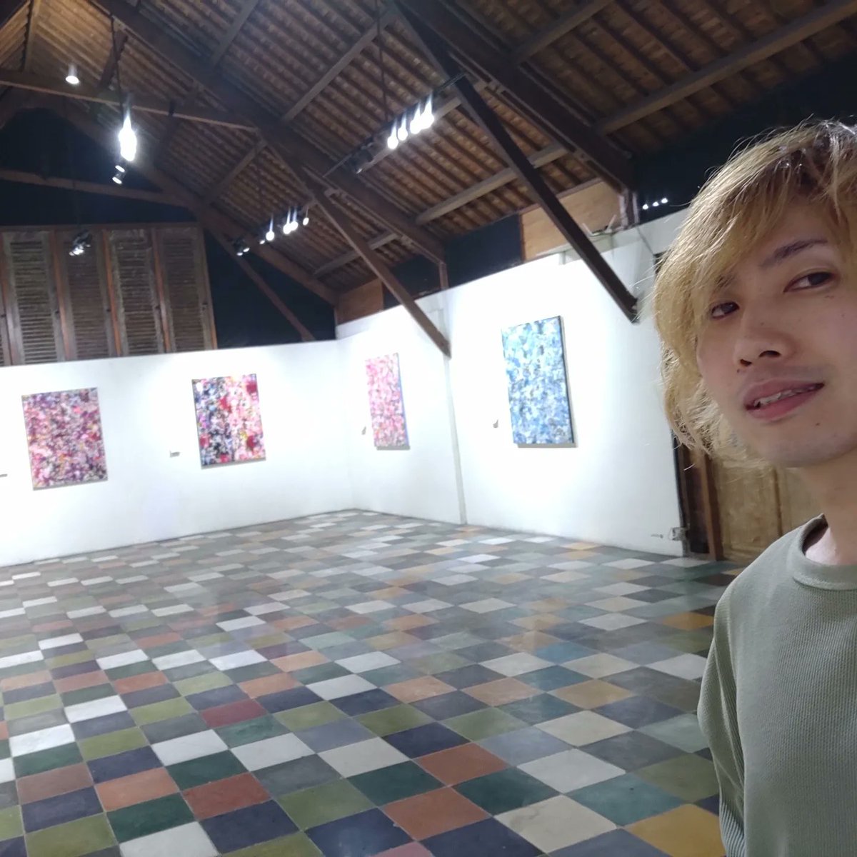 MSentimentalL's tweet photo. 個展はIndonesiaジョグジャカルタのgaleri lorong で日曜まで開催しています。アンドロイド版はしばらく残しとこうと思います。
#個展　#アート　#絵画展 https://t.co/prK9w2r0An