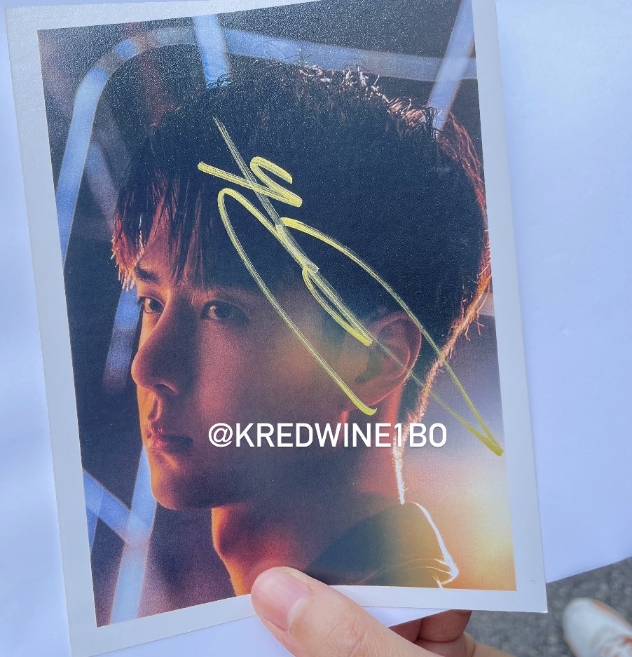 Omg guyssss! THIS IS TRULLY REAL ONE!!! IT’S HIS AUTOGRAPHED!!! Yibo😭💚 GOT CHAAAAA thanks to MM2 Singapore! I WON IT I WON IT~ have a nice day everyone!!! #BornToFly #WangYibo_BornToFly ประเสริฐมาก😭
