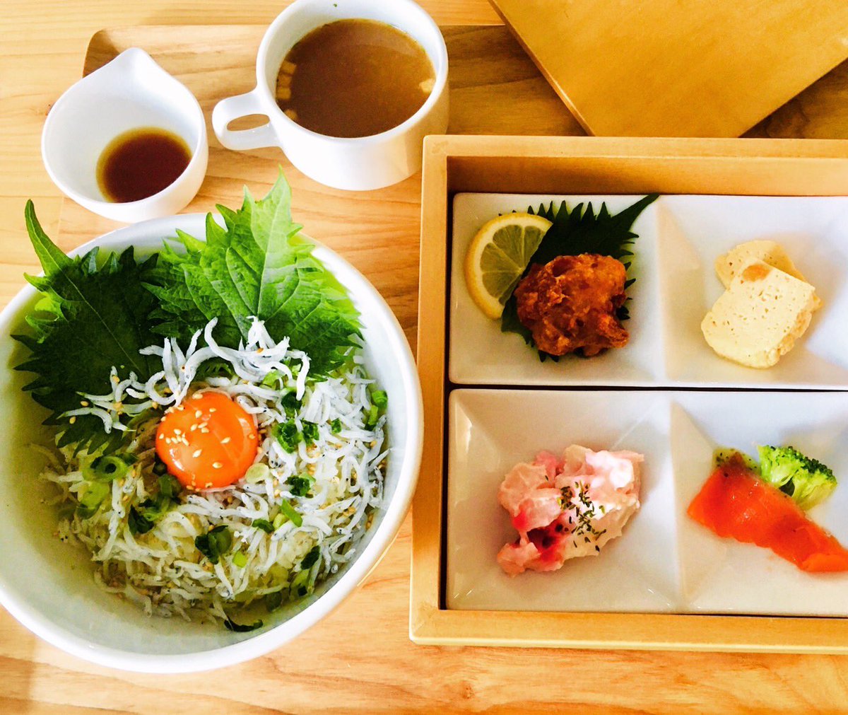 ONEUNITEDLAB's tweet photo. いつもありがとうございます😌
しらす丼 ランチセット¥1,100
木箱の前菜4品とおかわり自由のスープがついてまいります✨
食欲をそそるゴマ油が効いた特製ダレを掛けて、是非お召し上がり下さい♪
皆様のご来店お待ちしております😊
#oneunitedlab #onecafe #奈良ランチ #奈良カフェ #奈良スイーツ https://t.co/d7Asw9ATRo