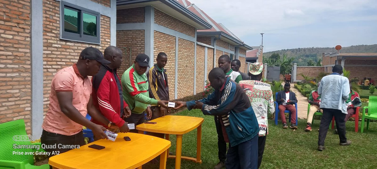 InkonaRyansoro's tweet photo. Kuri uno w'Imana igenekerezo rya 18.06.2023,umukunzi w'umugambwe #CnddFdd Intwazangabo Manirambona Christophe ari kumwe n'uwurongoye imvukira za komine Ryansoro zikorera #Buja Isaac Ndayishimiye hamwe n'umunyamabanga w'umugambwe muri komine,batanze ingabire y'amatelefone.@CnddFdd https://t.co/P3LNvTAtKM