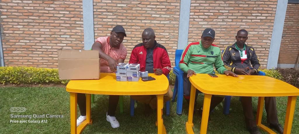 InkonaRyansoro's tweet photo. Kuri uno w'Imana igenekerezo rya 18.06.2023,umukunzi w'umugambwe #CnddFdd Intwazangabo Manirambona Christophe ari kumwe n'uwurongoye imvukira za komine Ryansoro zikorera #Buja Isaac Ndayishimiye hamwe n'umunyamabanga w'umugambwe muri komine,batanze ingabire y'amatelefone.@CnddFdd https://t.co/P3LNvTAtKM