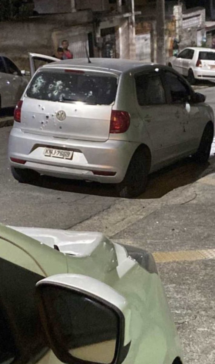 🚨AGORA: Fuzilaram o carro de um policial próximo a Praça da Mariapolis em Anchieta. Infelizmente ele não resistiu e veio a óbito.