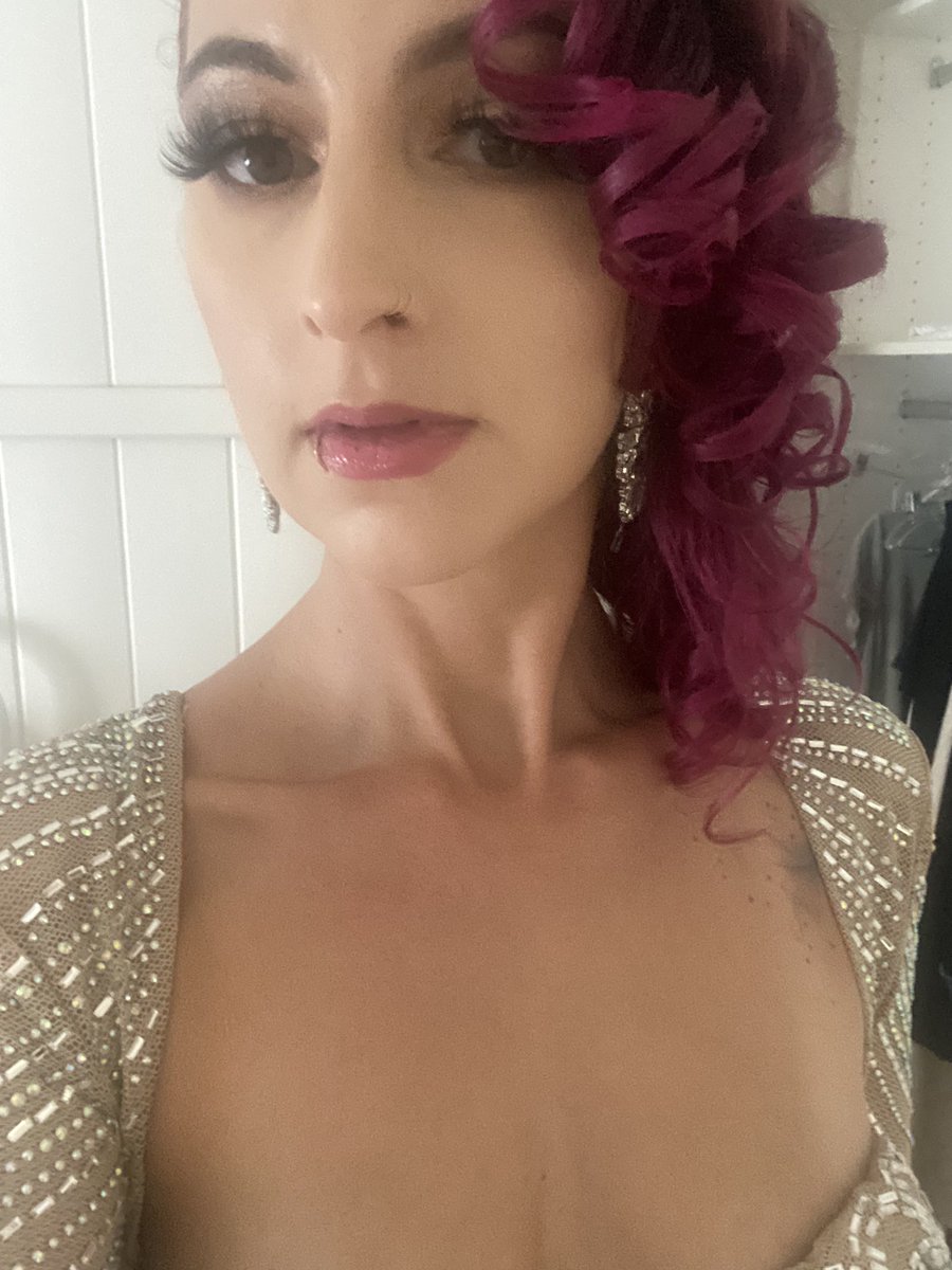 StephanieJaie's tweet photo. I’ve now been dubbed “anime Jessica Rabbit” what do you think? #redcarpetlooks https://t.co/KSx3i2vMCW