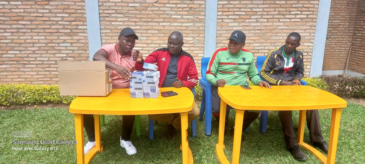 InkonaRyansoro's tweet photo. Iyo ngabire y'amatelefone yatanzwe ku Banyamabanga b'umugambwe #CnddFdd bose barongoye imitumba ya komine Ryansoro.@CnddFdd @GitegaVutura1 #Burundi https://t.co/EPKTKmKvX6