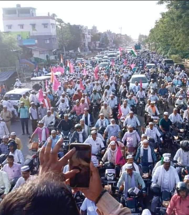 ये किसी राजनैतिक दल की रैली नहीं है
ये किसी बाबा के दरबार की भीड़ नहीं है
ये किसी फिल्मी कलाकार के लिये भीड़ नहीं है
ये पेंशन रथयात्रा में शामिल पेंशनविहीनों की  है
पूरा भारत डोल रहा है 
पेंशन पेंशन बोल रहा है
आप भी अपने मुंह को खोलो
पेंशन हक है जोर से बोलो
#NPSनिजीकरणभारतछोड़ो