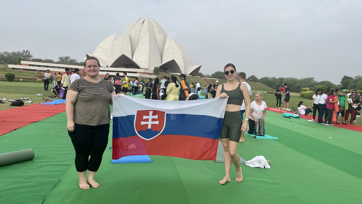 Our consuls 🇸🇰 participated on Saturday morning in the #YogaMahotsav organized by the Minister of State for External Affairs and Culture @M_Lekhi 🇮🇳 for diplomatic corps at the iconic #LotusTemple in preparation for the International Yoga Day 🧘🏼‍♀️🧘‍♂️