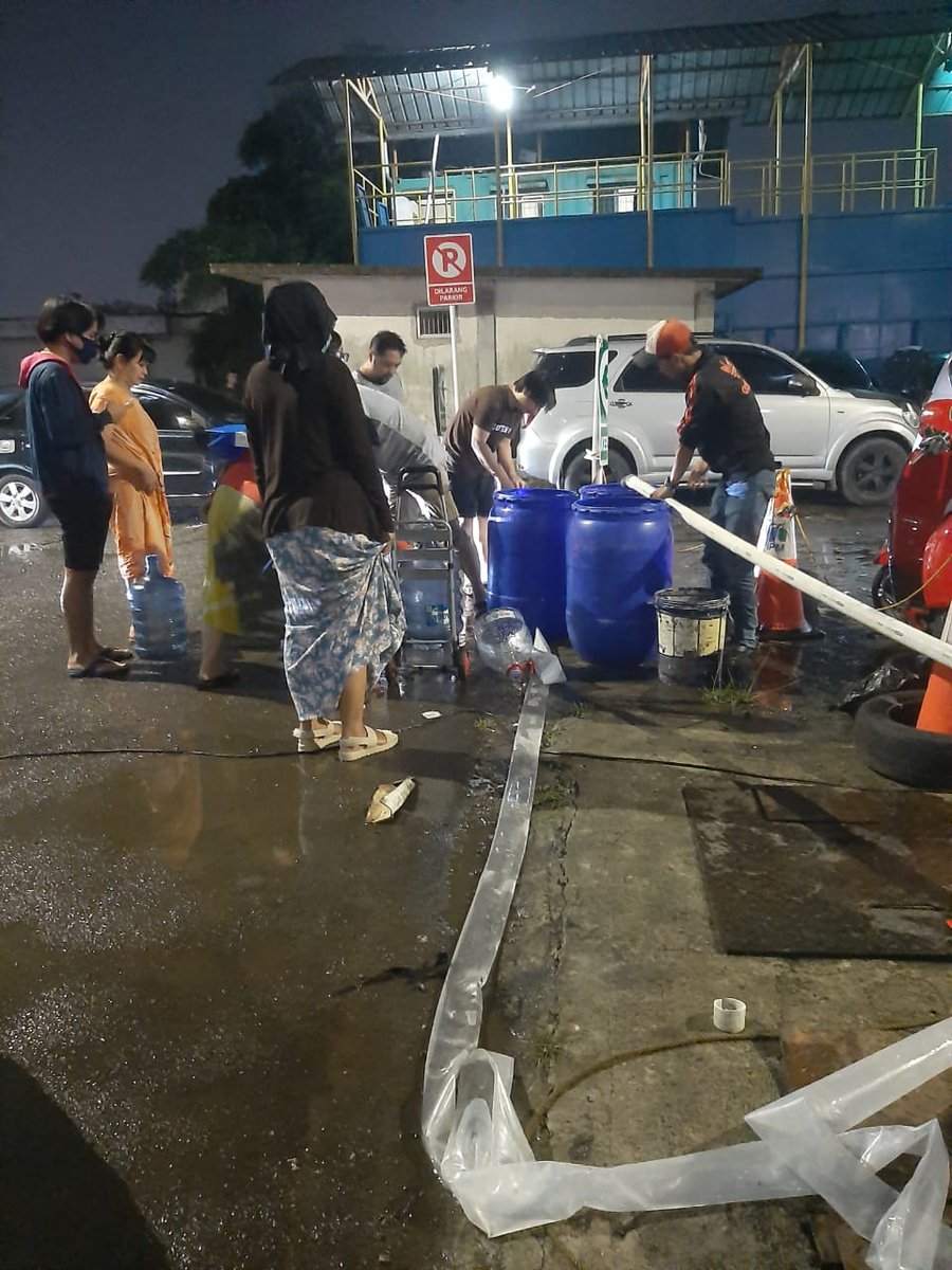 ephadi's tweet photo. semalam terjadi antrian air di apartemen pancoran riverside jakarta selatan

air utk hajat hidup orang banyak utk 3 tower tidak tersedia

terjadi antrian kayak jaman 1965..

klo sudah begini...Siapa yang SALAH...

cc. @DKIJakarta @dprddkijakarta @dprddki @KompasTV @Metro_TV https://t.co/hhr2J0V298