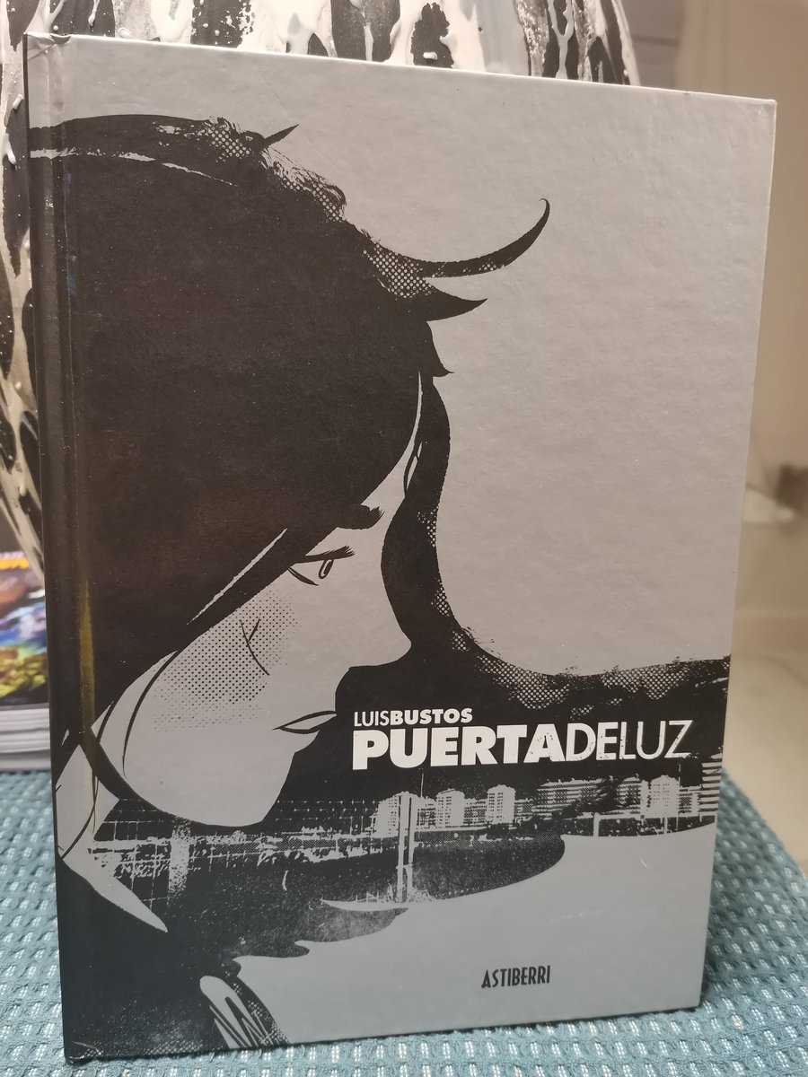 Menuda novela gráfica acabo de cenar.
Dinámica, enigmática, intensa.
Un breve vistazo a lo que parece una historia compleja que se oculta en los ojos de Alicia, y en los restos de Puerta de Luz.

Totalmente recomendada.

#Comics #Historietas #PuertaDeLuz #Astiberri