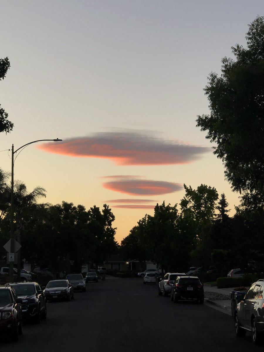 liatnoten's tweet photo. @RobMayeda tonight’s lenticular cloud action as seen from south San Jose https://t.co/kMWYCMZDJ5