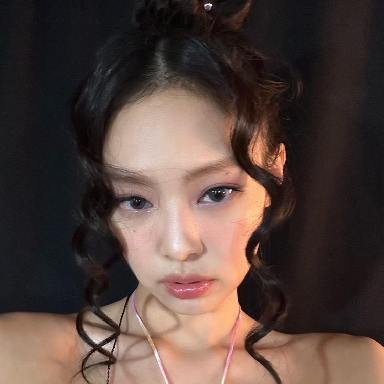 introduce she is a member of an idol girl group; blackpink, kim jennie is her name and she was born in 1996.