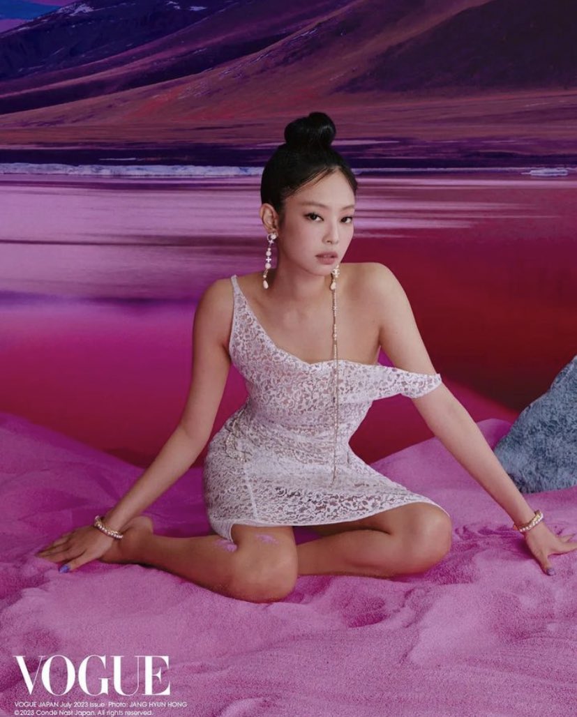 On this occasion, I attended an invitation to Vogue magazine to promote it and wore several different outfits — Which one do you think suits me?