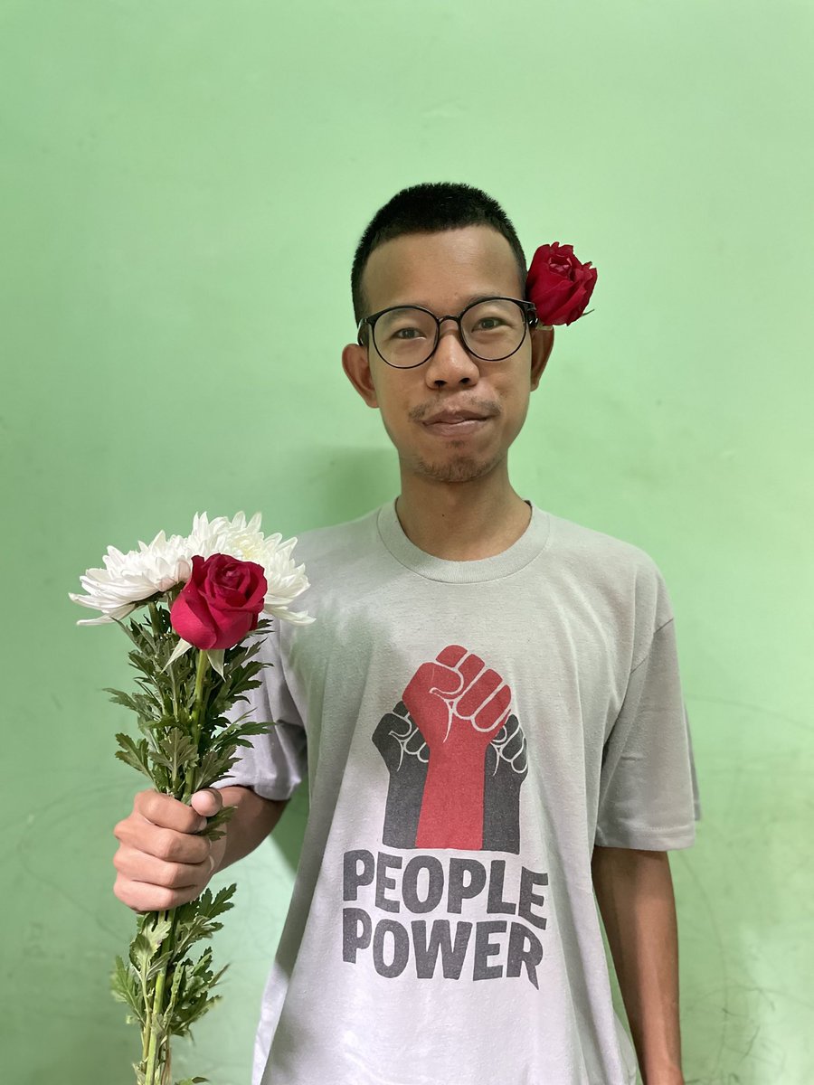 “ဗေဒါပျံ အံကိုခဲ ပန်းပန်လျက်ပဲ” 

လက်နက်အားကိုး ဗိုလ်ကျချင်တဲ့ ဖက်ဆစ်အာဏာရူးတွေ ဓားရေး ဘယ်လောက်ပဲပြပြ လူထုတော်လှန်ခြင်းရဲ့ ပန်းတွေက ဖွေးဖွေးလှုပ်အောင် ဆက်လက် ပွင့်နေကြောင်း ဒီနေ့ ဇွန် ၁၉ မှာ တနိုင်ငံလုံး အုံးအုံးကြွကြွ သက်သေပြနေကြပြီ။

#၁၉ဇွန်_ပန်းသပိတ်

#Freedom_from_Fear