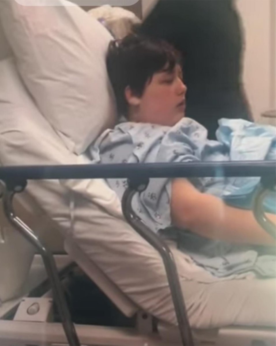 AlertaMundoNews's tweet image. 🇺🇲 | Una joven demanda a médicos por extirparle los senos cuando tenía 13 años bajo la &quot;creencia errónea&quot; de que era transgénero.

Una joven de California a la que le extirparon los senos cuando tenía 13 años porque pensó que era transgénero ahora está demandando a los médicos y…