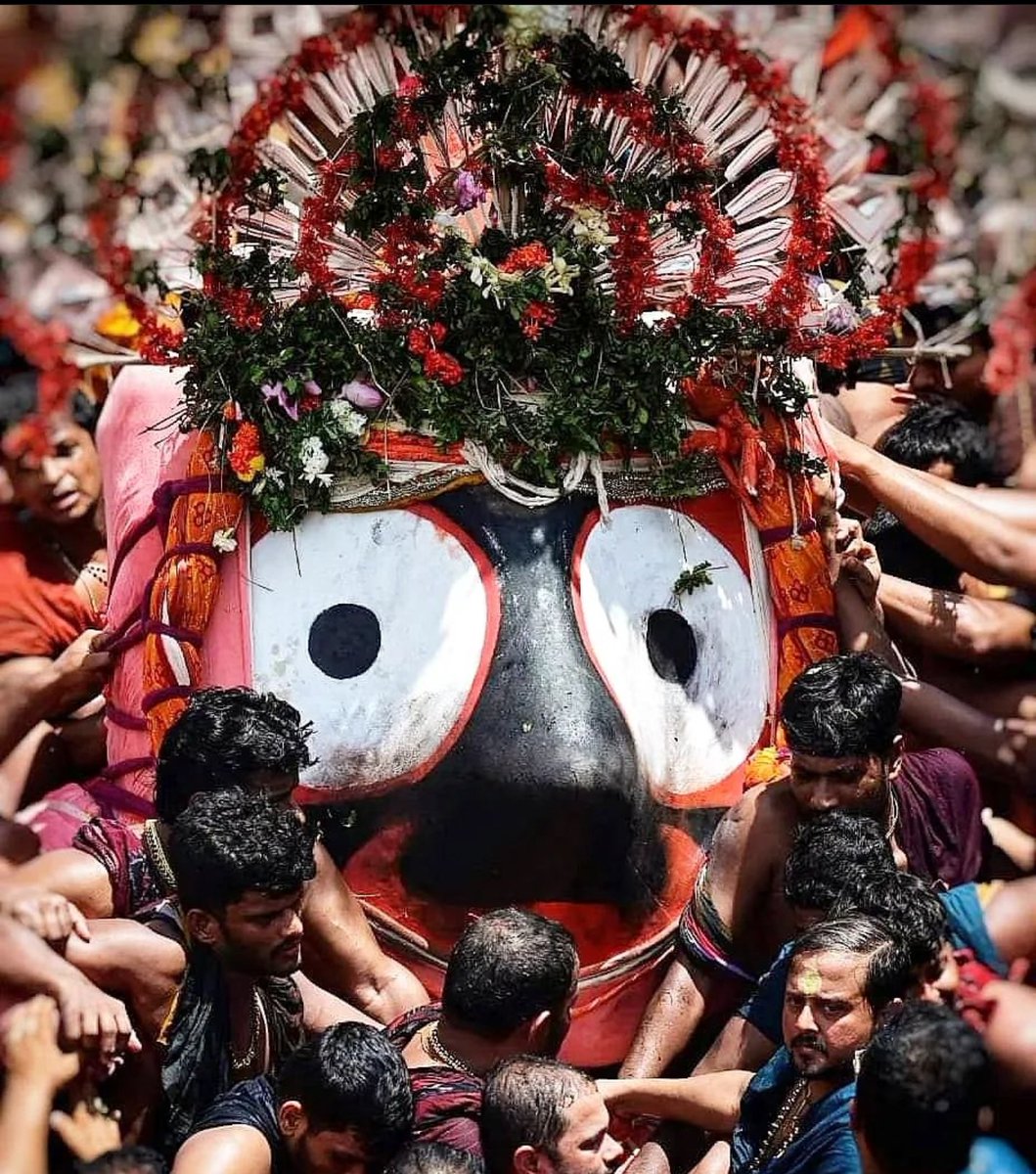 HinduTalksOnly's tweet photo. His divine eyes are watching your karma! https://t.co/jJLPYqAn2y
