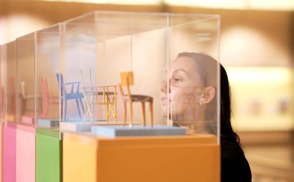 DesignApplause's tweet image. From brightly coloured chairs to murals promoting joy, explore the vibrant aesthetic of artist and designer Yinka Ilori in @DesignMuseum  free display #ParablesForHappiness - open until 25 June 2023 🌈 

Find out more: da-is.us/3fwCXgz from @DesignMuseum