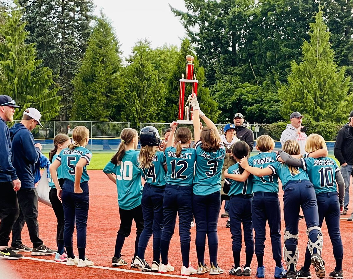 prossecomama's tweet photo. @westseattleblog the Washington Fastpitch Academy West Seattle 10U Team just took 2nd Place in the @USSSA C State after playing 10 games in 2 days this Fathers Day weekend. Coached by WS Dads Tony Colagrossi and Will Wharton! 

#FathersDay https://t.co/M5FPCZazfW