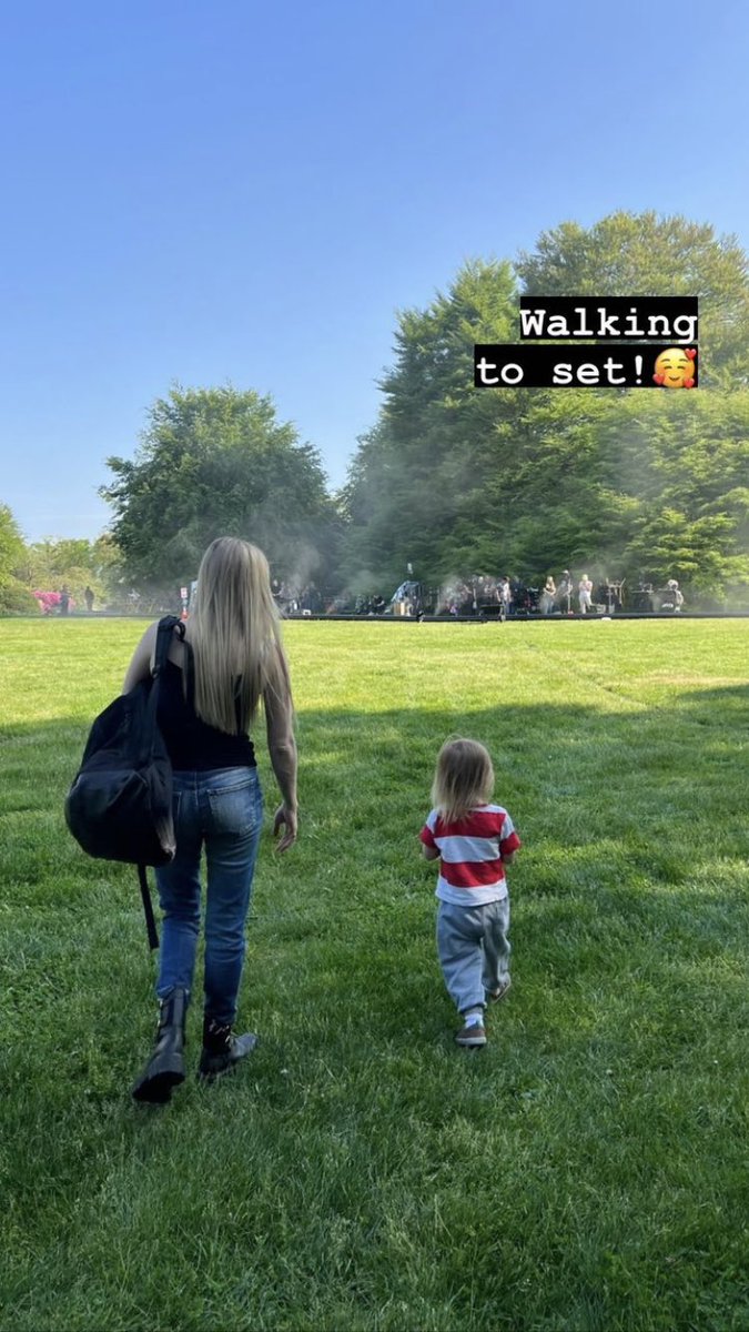 RT @ahszone: Emma Roberts and her son behind the scenes of “American Horror Story.” https://t.co/1DII46BAEe