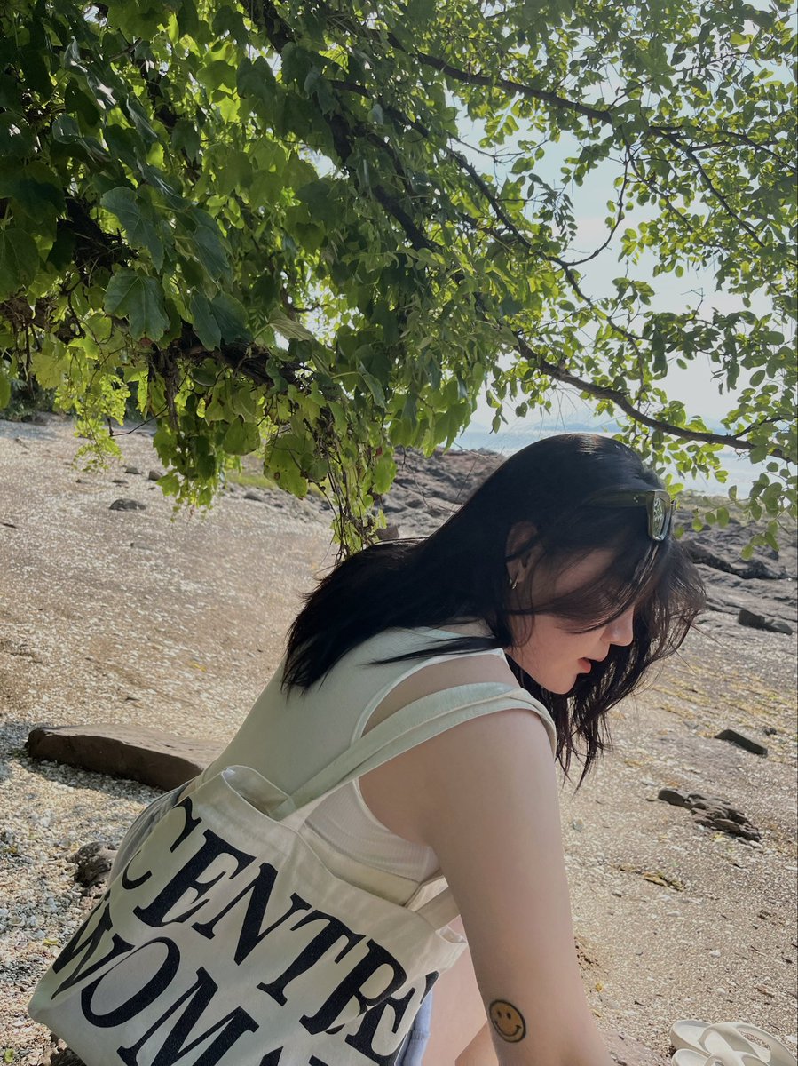 mmmmook8's tweet photo. Don’t let what other people think, stop you from doing the things you love🌞 https://t.co/mlp0bXewfj