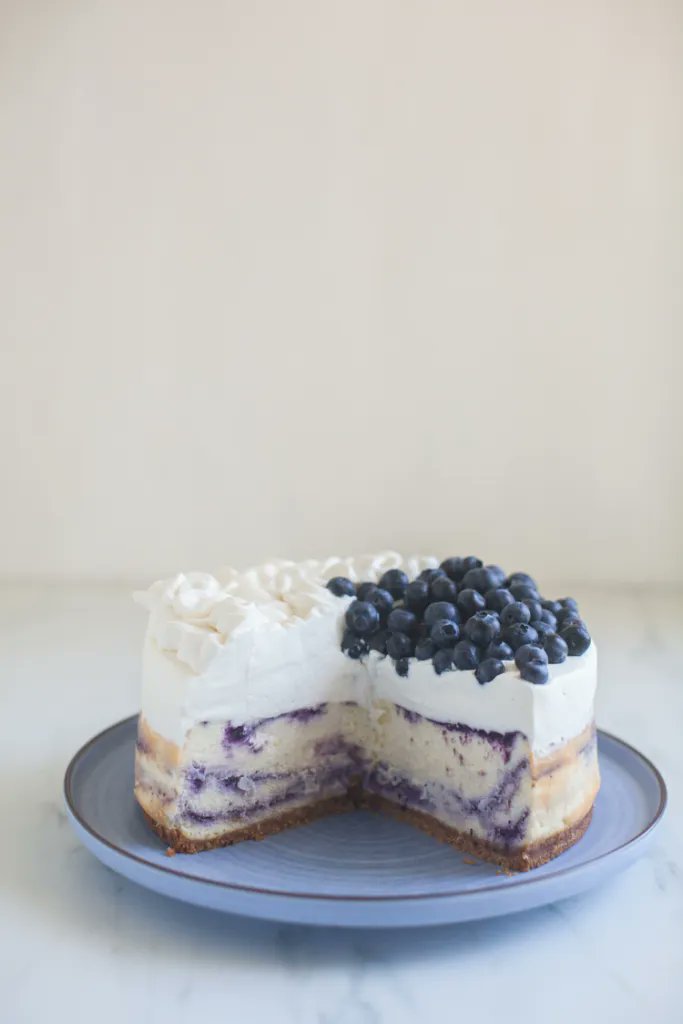 Blueberry Swirl Cheesecake!
recipe @ zoebakes.com/2020/05/26/blu…