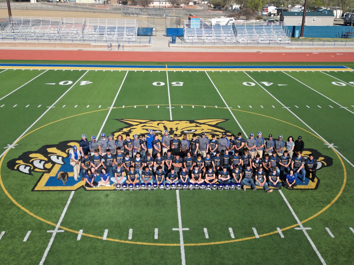 BHSBobcatsFB's tweet photo. #TeamPhoto #WTB https://t.co/L0NgMbdoGa