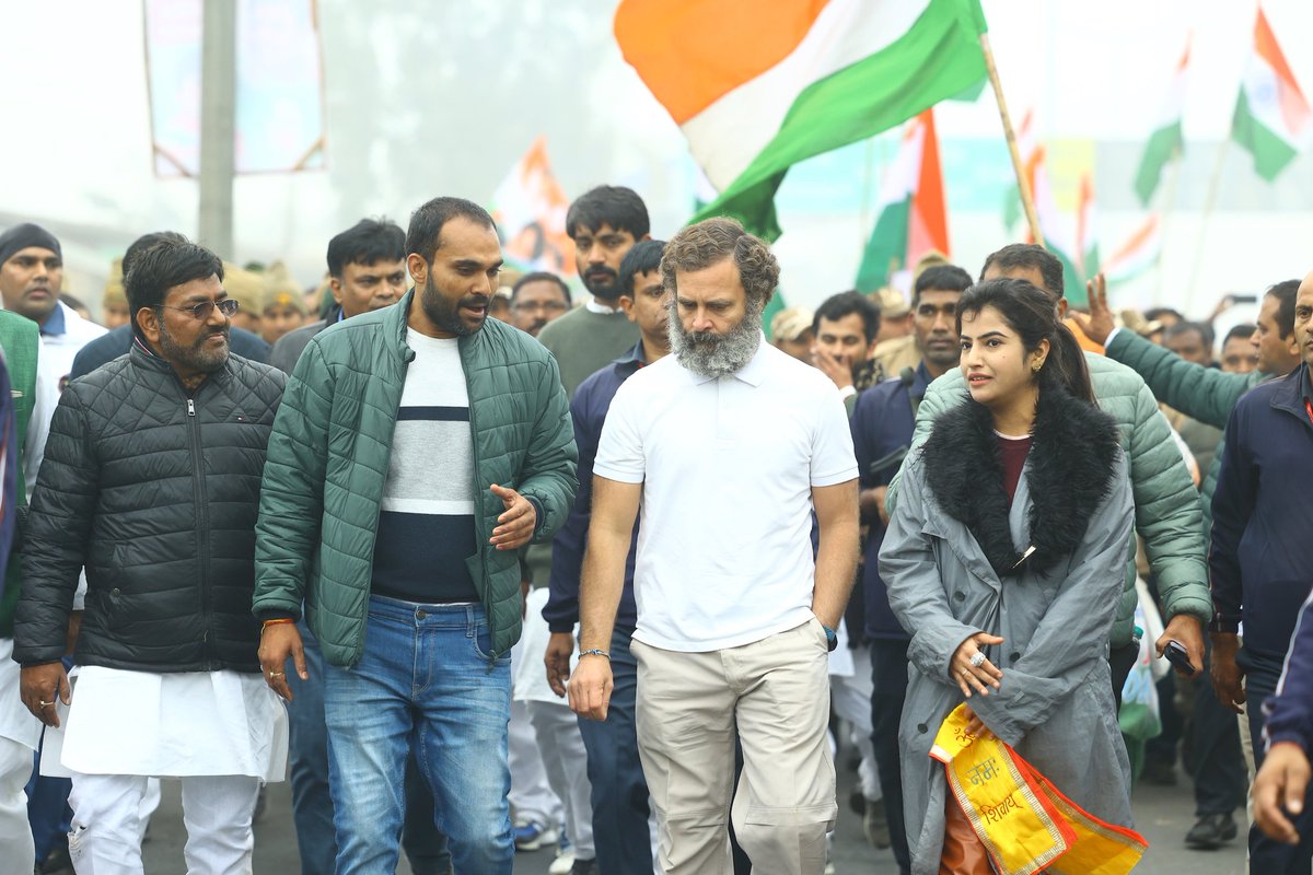 ChandraMTiwari's tweet photo. नफरत के बाजार मे मोहब्बत की दुकान खोलने वाले ,पूर्व सांसद पूर्व कांग्रेस अध्यक्ष श्री राहुल गांधी जी को जन्मदिन की हार्दिक शुभकामनाएं #RahulGandhi @RahulGandhi https://t.co/qqVbqzVvGG