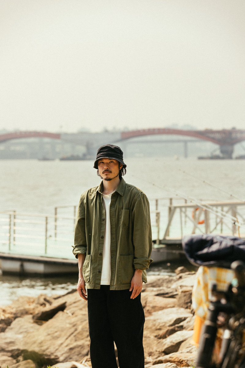 現在発売中のPOPEYEソウル特集には、コリアンユースの間で沸騰中のポンチャック・リバイバルを牽引する傍ら、NewJeansに数多くの楽曲を提供する250（イオゴン）さんも登場。250さんがソウルでお気に入りの場所だという、漢江を見渡せる「望遠漢江公園」に案内してくれた。

#popeyemagazine