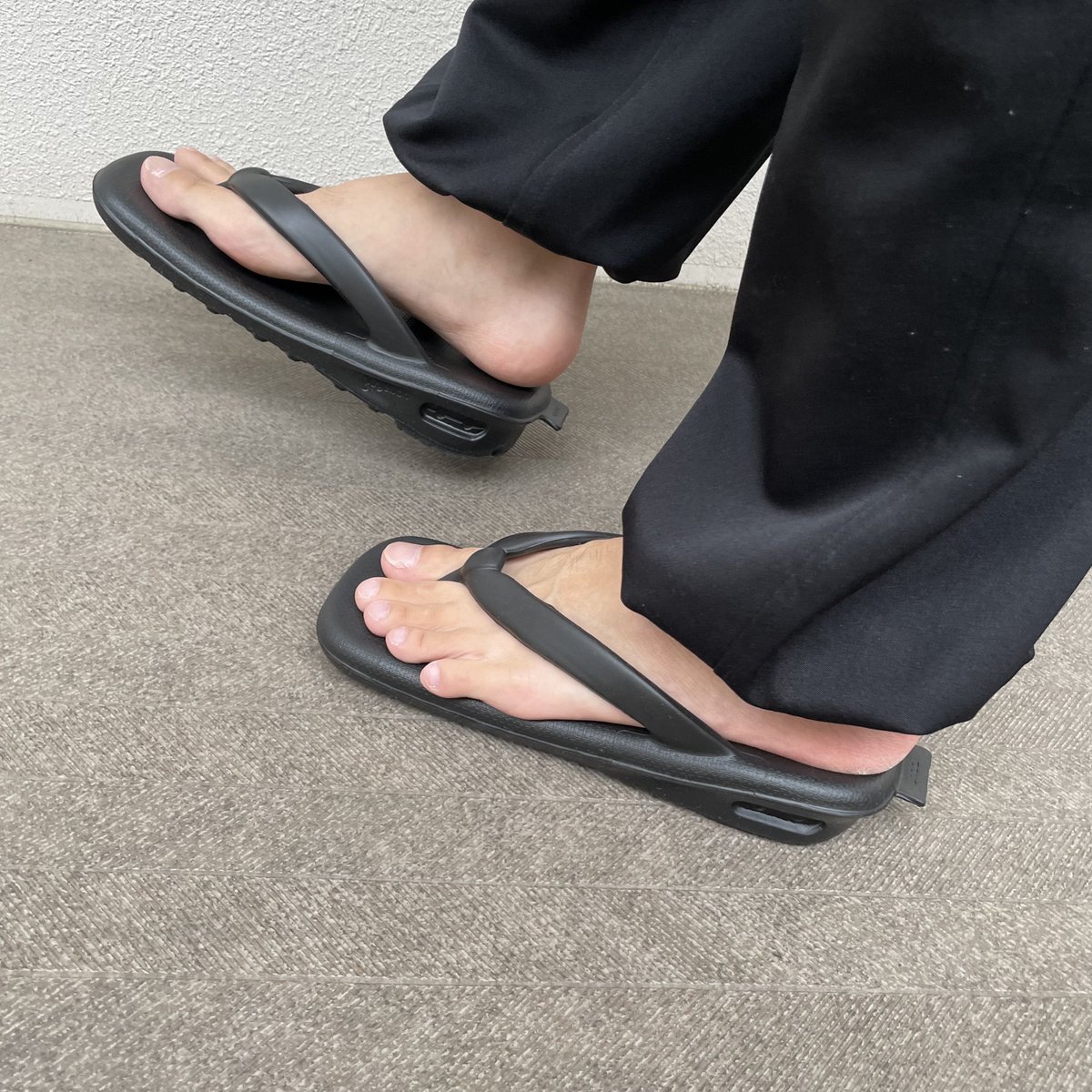 MERARUTU's tweet photo. よきー！

雨も汚れも気にせず履けて、素足がとても心地いい。
この夏はこれで駆け抜けよう。

#雲駄 #undaEVA https://t.co/EvtkruzFh3