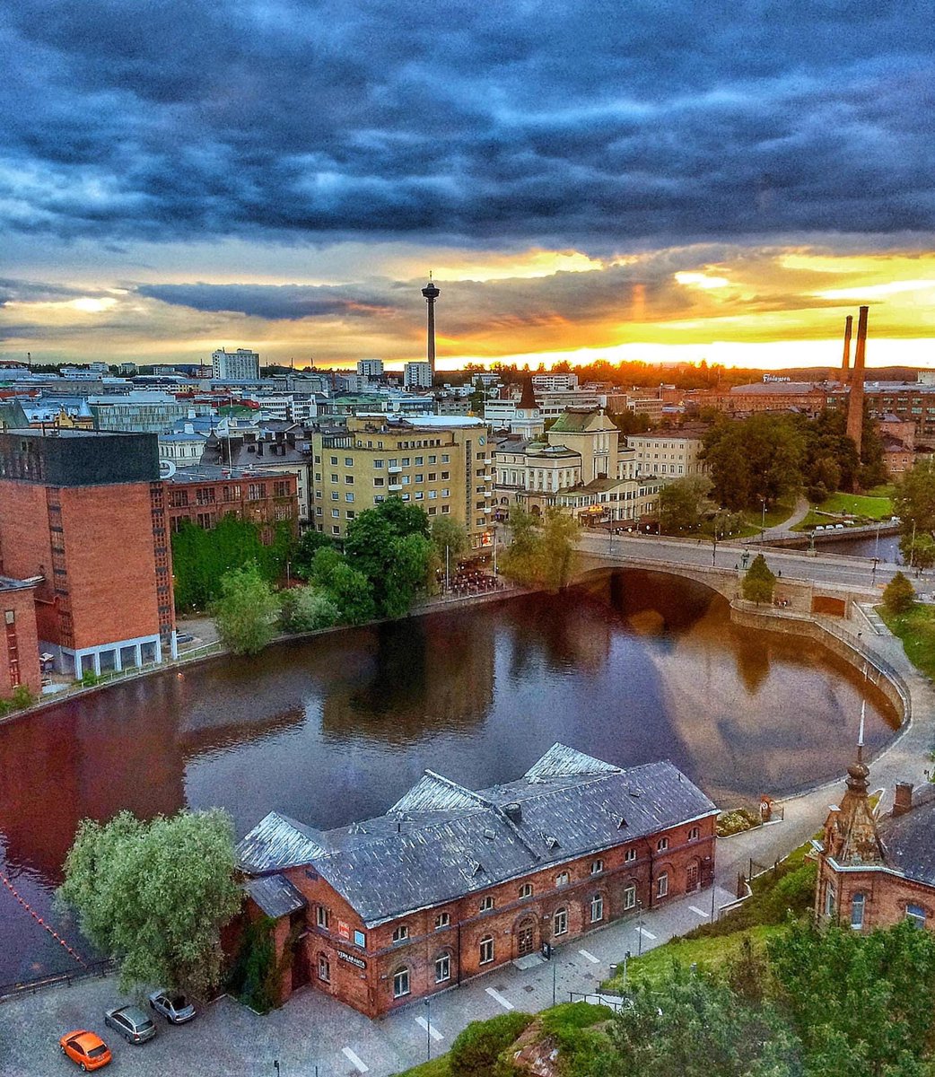 Tampere 💖 Tällaisen kuvan olen ottanut erään juhannusaaton auringonlaskusta. On kuvattu hotelli Ilveksen ikkunasta. #Tampere #auringonlasku