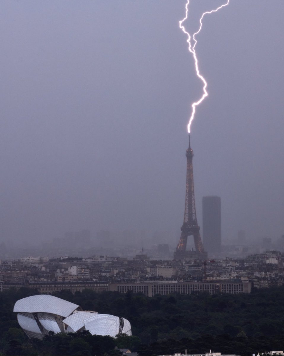 Orage paris 18/06/2023 
#orage #paris #france #eiffeltower #tourmontparnasse #louisvuitton