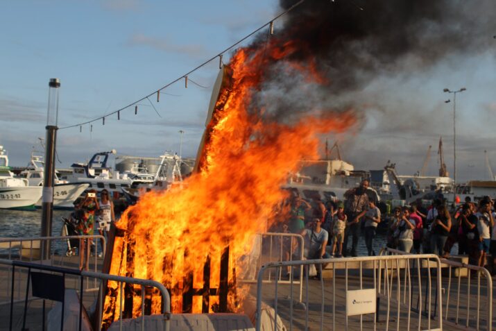 Fet a Tarragona (@fetatarragona) on Twitter photo 🔥📷 Novetats en la rebuda a la Flama del Canigó a #Tarragona
<a href="/BallSerrallonga/">BallSerrallongaTGN</a> i Diables Voramar anuncien canvis per aquesta vigília de #SantJoan i un projecte més ambiciós per a l'any que ve
Article <a href="/JanMagarolas/">Jan Magarolas Guinovart</a>
wp.me/p3IeqO-ejd 🔥📷 Novetats en la rebuda a la Flama del Canigó a #Tarragona
<a href="/BallSerrallonga/">BallSerrallongaTGN</a> i Diables Voramar anuncien canvis per aquesta vigília de #SantJoan i un projecte més ambiciós per a l'any que ve
Article <a href="/JanMagarolas/">Jan Magarolas Guinovart</a>
wp.me/p3IeqO-ejd