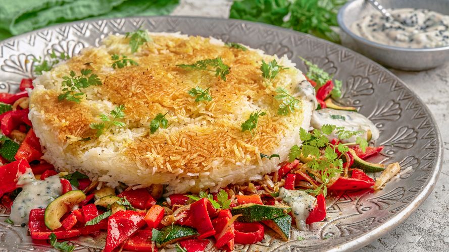 ZentrumGesund's tweet photo. Knuspriger Reis mit Gemüse - persische Art
Für dieses #persische #Gericht wird erst der #Reis und dann das Gemüse angebraten und mit aromatischen Gewürzen wie Zimt, Kreuzkümmel, Kardamom und Chili abgeschmeckt. https://t.co/8iAko9xhb4 und https://t.co/rg4afcUIsv https://t.co/dOFqu3PEt8