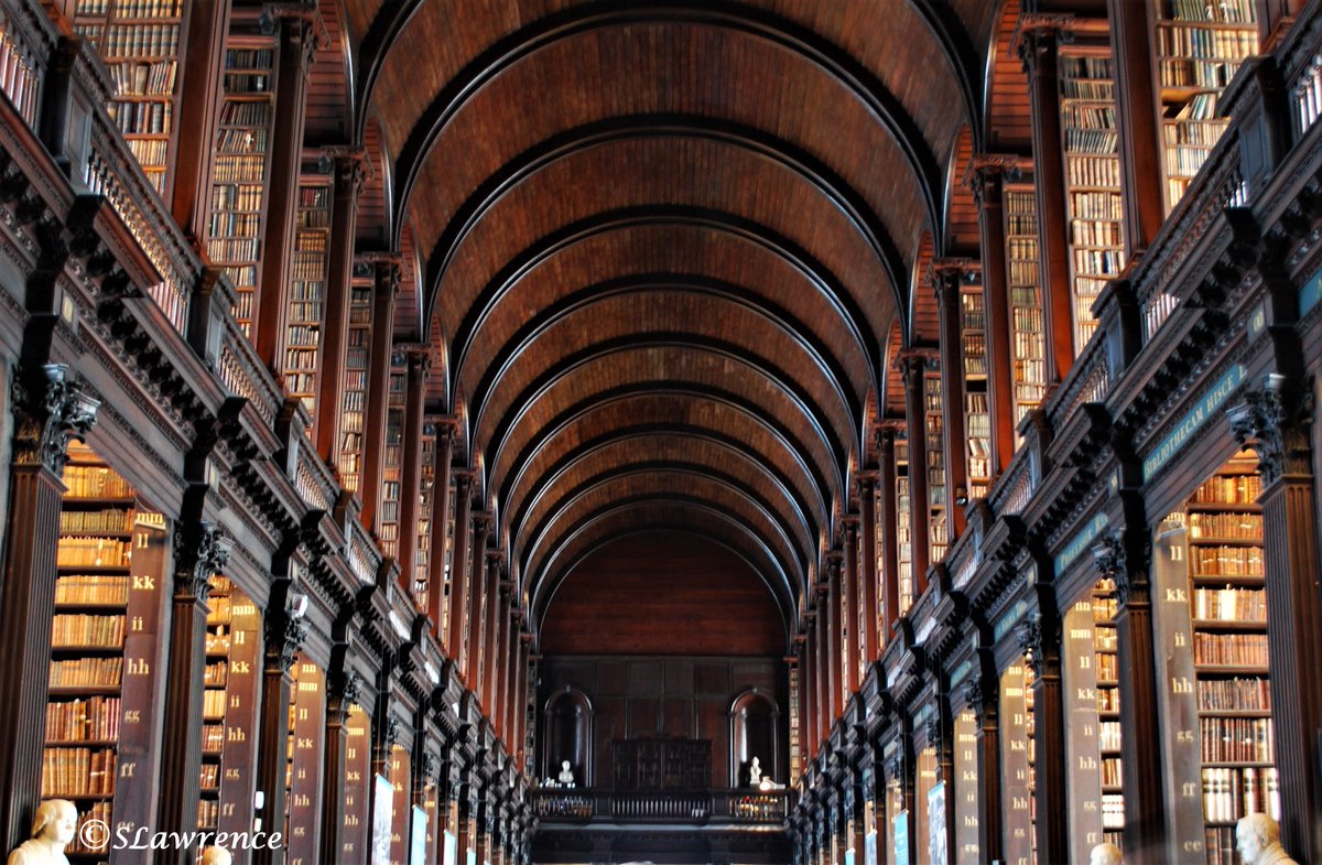 Happy Monday. Trinity College in #Dublin #Ireland. Incredible place in an incredibly enchanted land. #urbanphotography #architecturephotography #architecture #photo #photooftheday #rtitbot #PhotographyIsArt #photographylovers #photography #symmetry #TwitterPhotographyCommunity