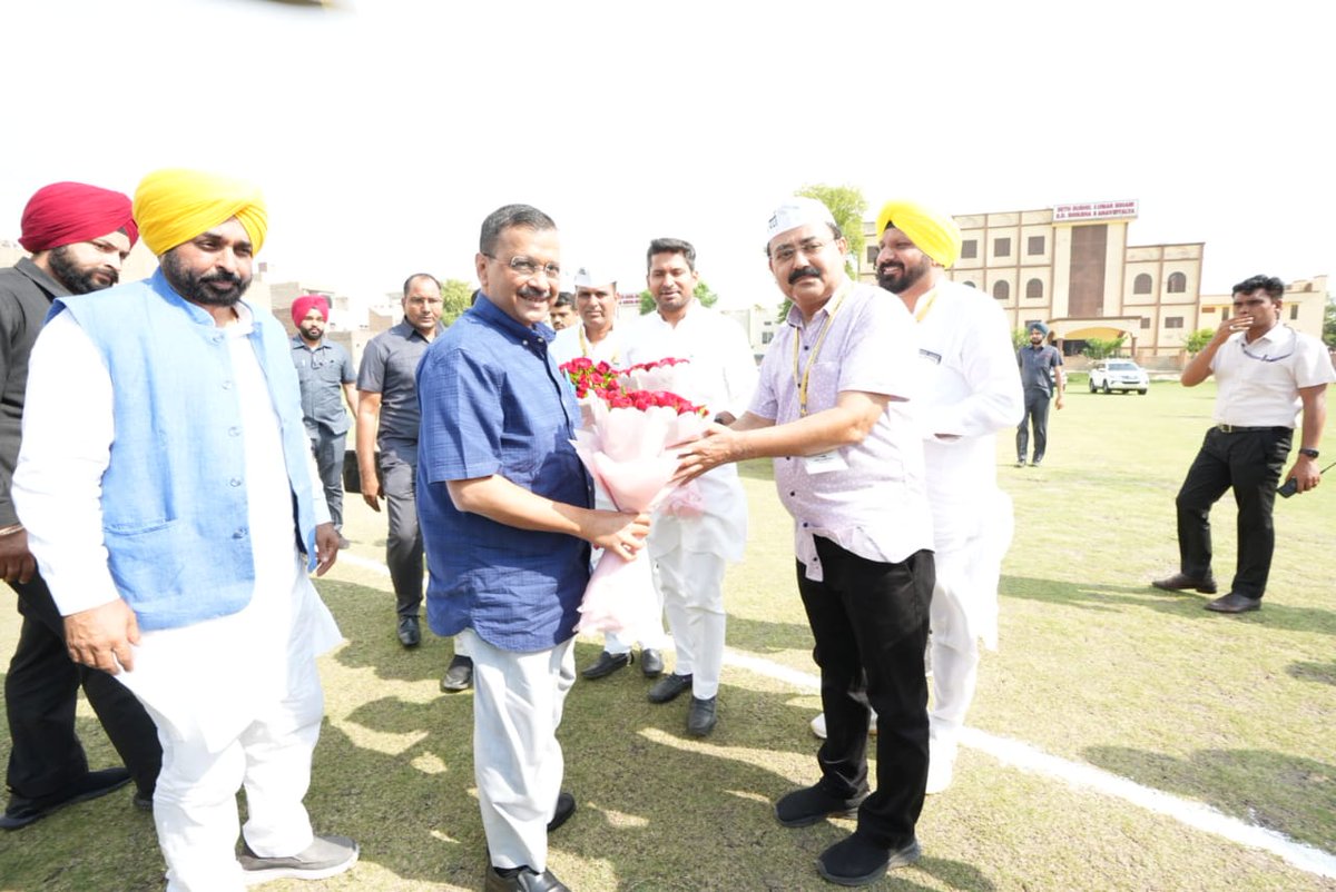 NaveenPaliwal_'s tweet photo. रण चंडी संग संग चली, ठोक दई अब ताल ।
राजस्थान स्वागत करें, तुम बढ़ों केजरीवाल ❗❗

कल वीरों की धरती राजस्थान पधारने पर राष्ट्रीय संयोजक व दिल्ली CM @ArvindKejriwal जी व पंजाब के CM @BhagwantMann जी का हेलीपेड पहुँचकर स्वागत किया । 💐💐💐🙏 https://t.co/HgeQ90N1o7
