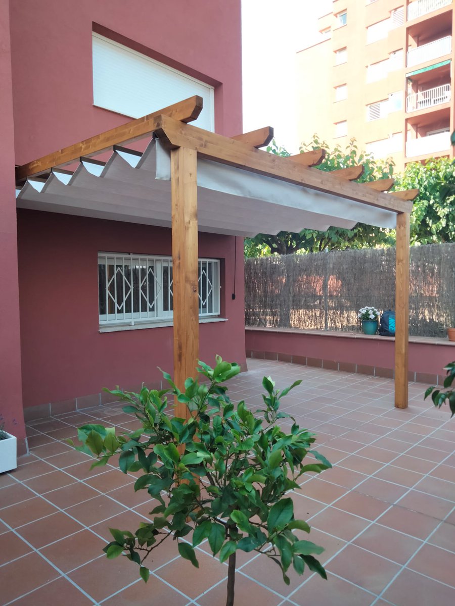 Pèrgola adosada con toldo corredero acrílico. Mejorando espacios exteriores.