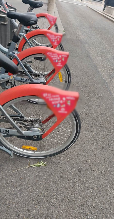 Dans la nuit, un groupuscule identitaire a dégradé les Vélo'V de la Métropole de Lyon avec une campagne abjecte anti-IVG. Les équipes sont mobilisées pour retirer ça au plus vite. 

Les responsables seront poursuivis. 

L'avortement est un droit, la liberté des femmes à disposer…