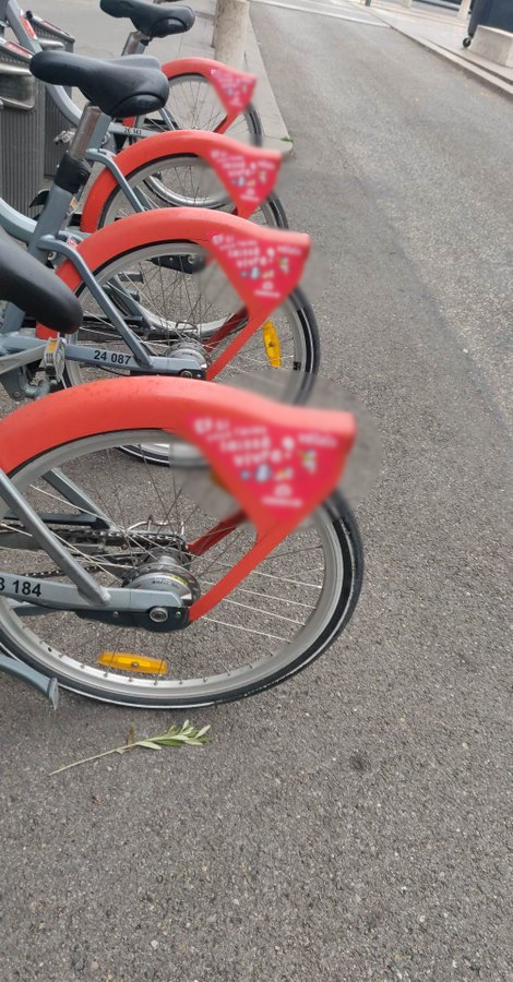 brunobernard_fr's tweet photo. Dans la nuit, un groupuscule identitaire a dégradé les Vélo'V de la Métropole de Lyon avec une campagne abjecte anti-IVG. Les équipes sont mobilisées pour retirer ça au plus vite. 

Les responsables seront poursuivis. 

L'avortement est un droit, la liberté des femmes à disposer de leurs corps aussi, nous ne renoncerons jamais à les défendre.