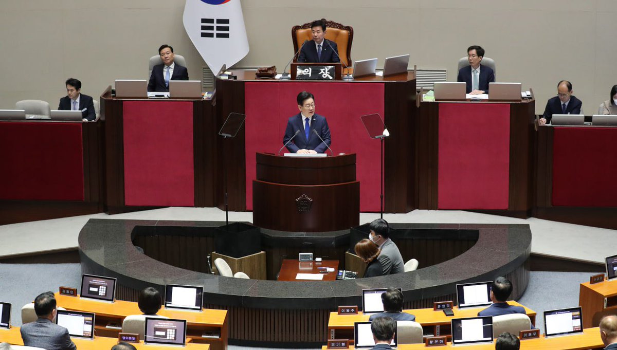 <윤석열 정부는 출범 1년 만에 국가 그 자체인 국민을 포기했습니다. 민주당은 포기하지 않겠습니다. 지난 1년간의 좌절과 절망을 딛고 국민과 함께 일어나겠습니다. 희망의 원천을 만들어 30년 미래를 준비하겠습니다.>

▶️당대표 교섭단체 대표연설문 전문 : blog.naver.com/jaemyunglee/22…