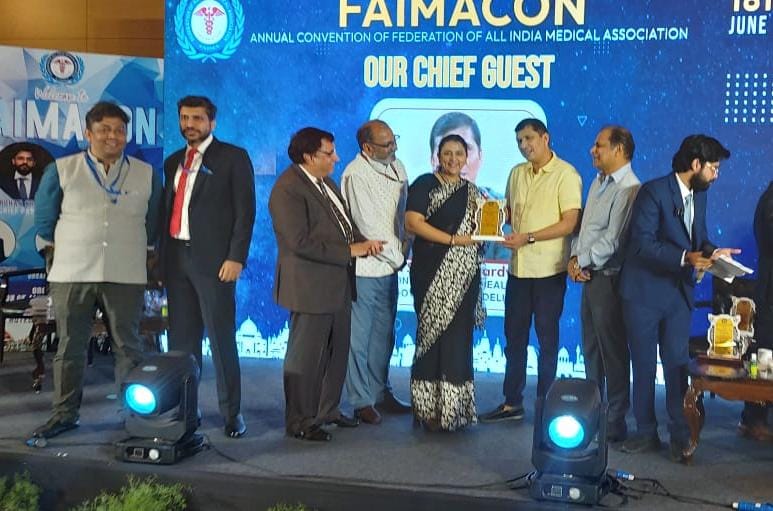 Delighted to have been felicitated by Delhi health minister Sh @Saurabh_MLAgk Grateful to Dr Rohan @Dr_ManishJangra @DrKaranjuneja and entire team of @FAIMA_INDIA_ for the honour 🙏❤️