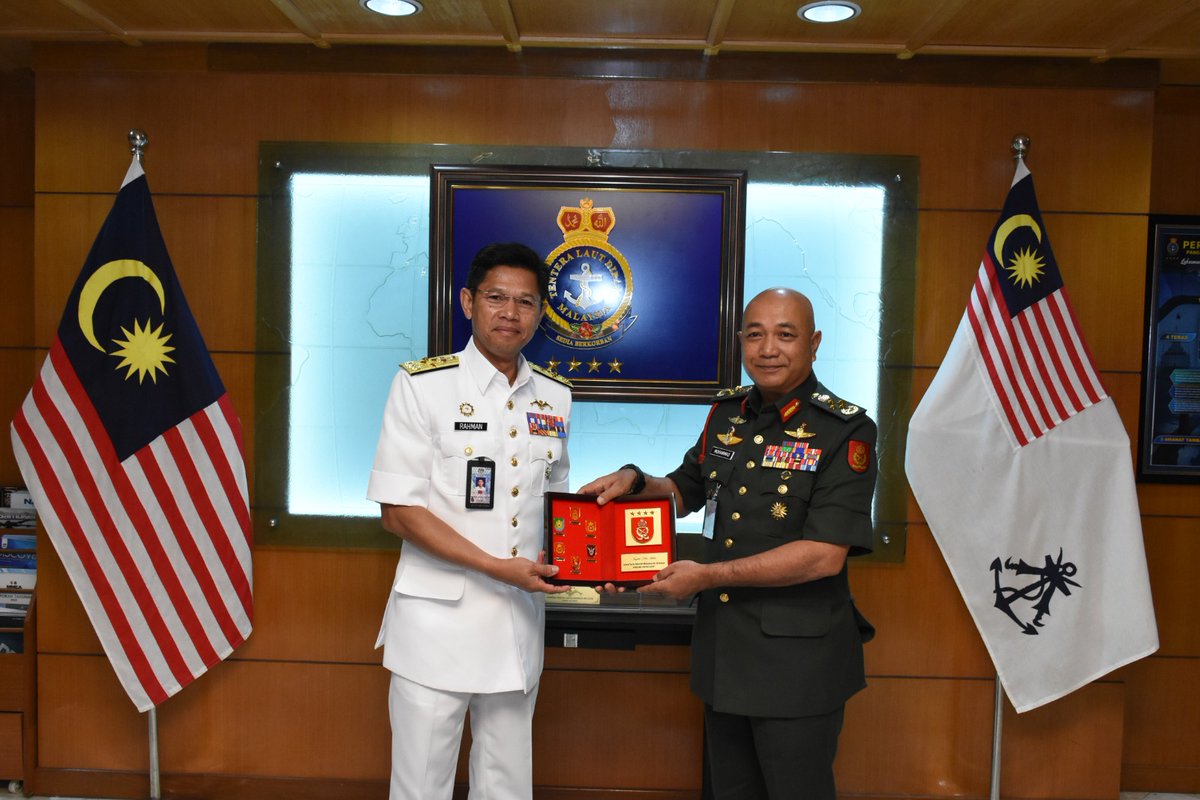Comrade-in-arms...
Laksamana Tan Sri Abdul Rahman bin Ayob menerima kunjungan hormat Jen Tan Sri Datuk Seri Mohammad bin Ab Rahman di pejabat beliau.
Jen Tan Sri Mohammad telah dilantik sebagai Panglima Tentera Darat ke-29 pada bulan Mac lalu.
#NavyUpdate