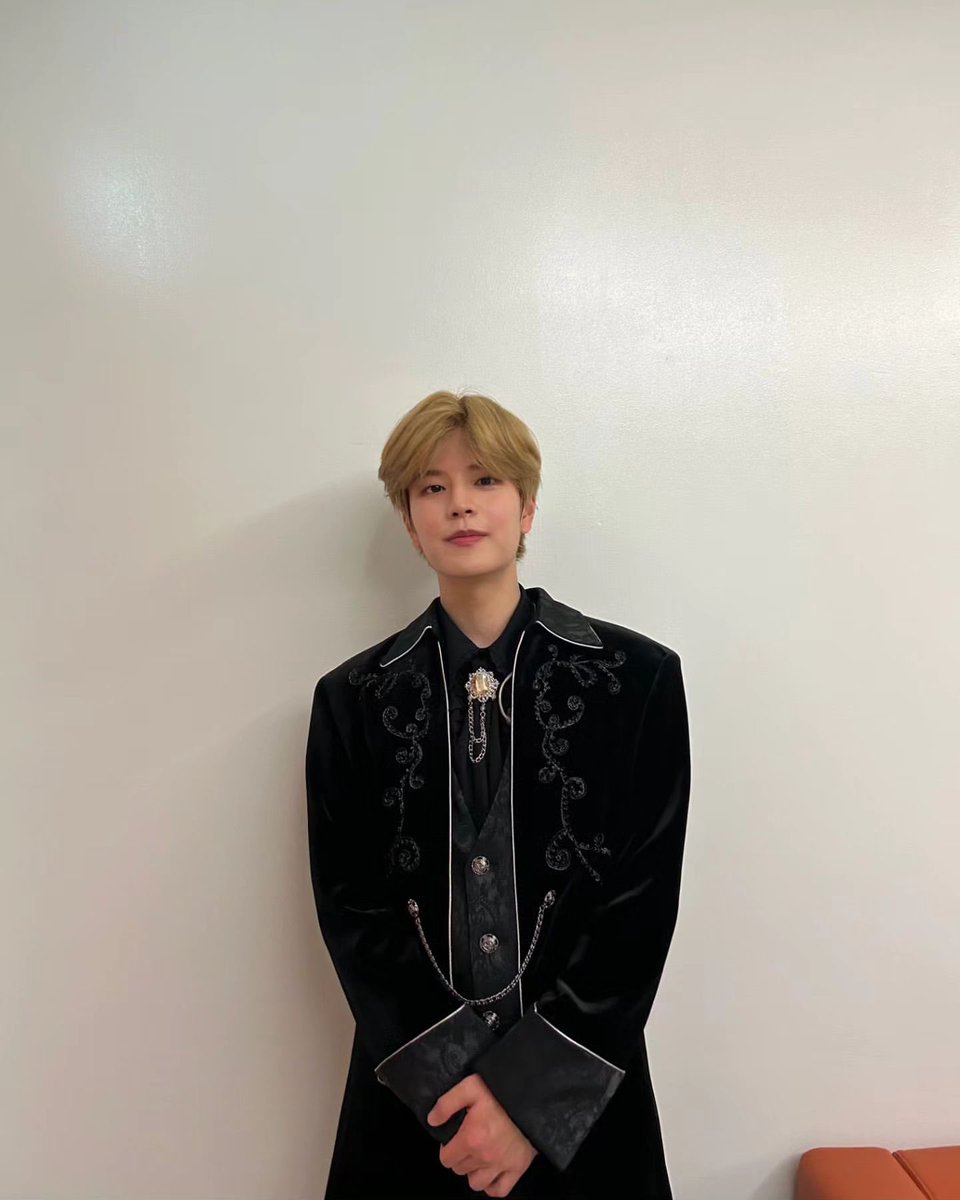 Seungmihn's tweet image. He's a prince ofc. #KingofMaskedSinger