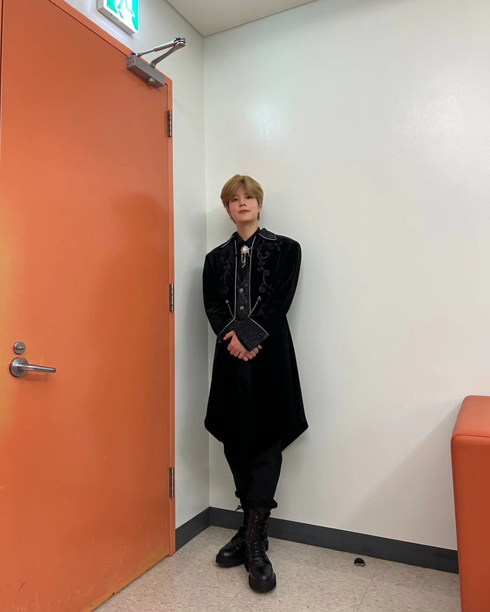 Seungmihn's tweet image. He's a prince ofc. #KingofMaskedSinger