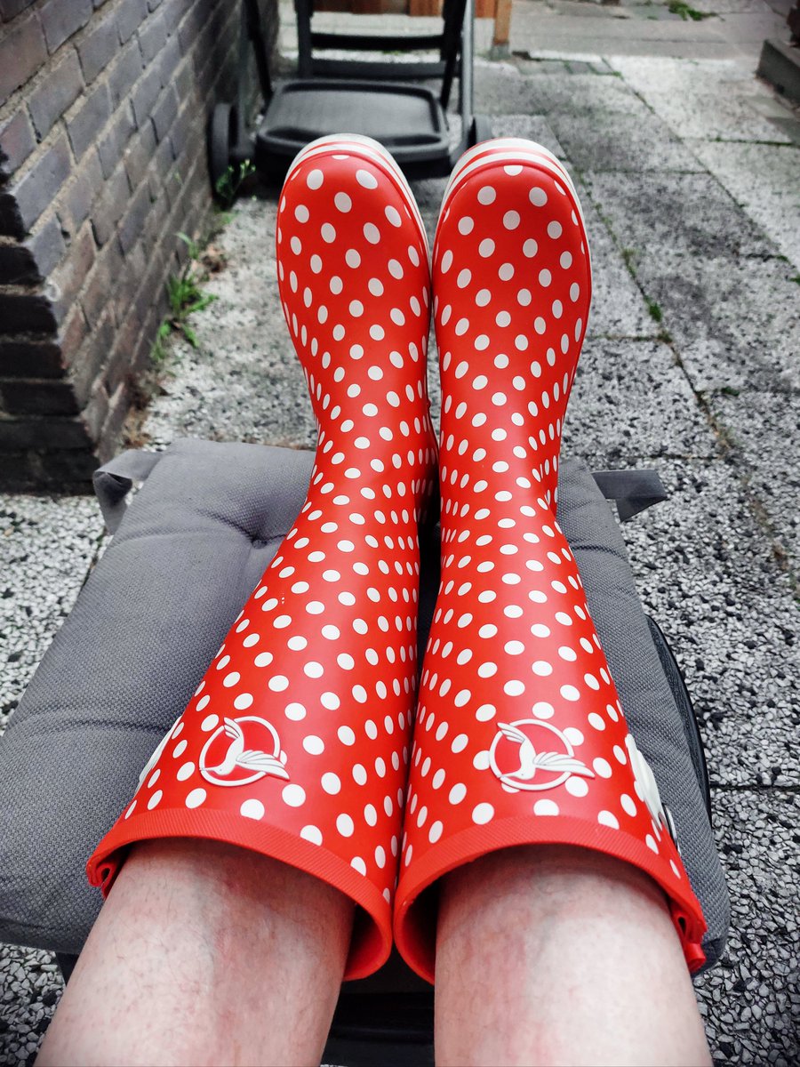 Welliesare4men2's tweet photo. A new week, but no new series as yet. So two snapshots of my Evercreatures Polka-dot wellies while relaxing in the yard over the weekend. 😀
#Evercreatures #Polkadot #Wellies #Boots #Fun #Vegan #Awesome #Stunning #Amazing #Lifestyle #Citylife #BeSeen #Standout #DareToBeDifferent https://t.co/oFvGXYXkt6