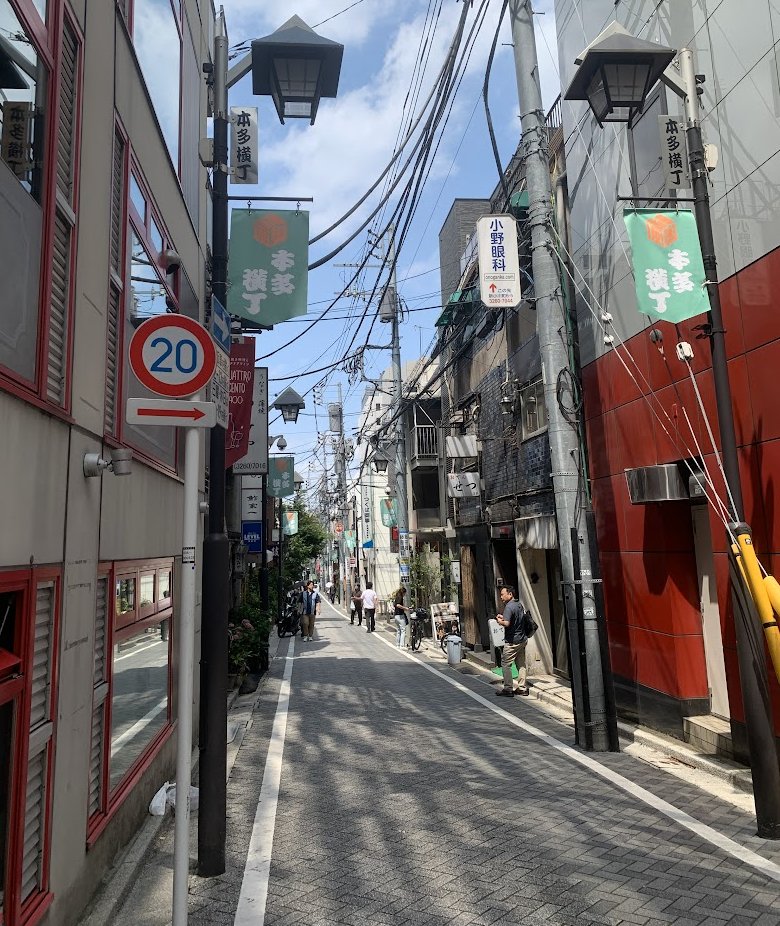 GamefiLife's tweet photo. 毎日神楽坂散歩。今日は本多横丁を通って魚金でランチ。

もちろん #STEPN 起動。

この通りは美味しいお店が多くて散歩が楽しい！

 #神楽坂散歩 #神楽坂 #神楽坂ランチ https://t.co/ACXqiTzVaE